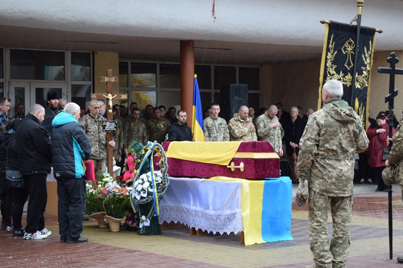 У Рахові провели в останню путь полеглого в російсько-українській війні Тимофія Геніша (ФОТО)