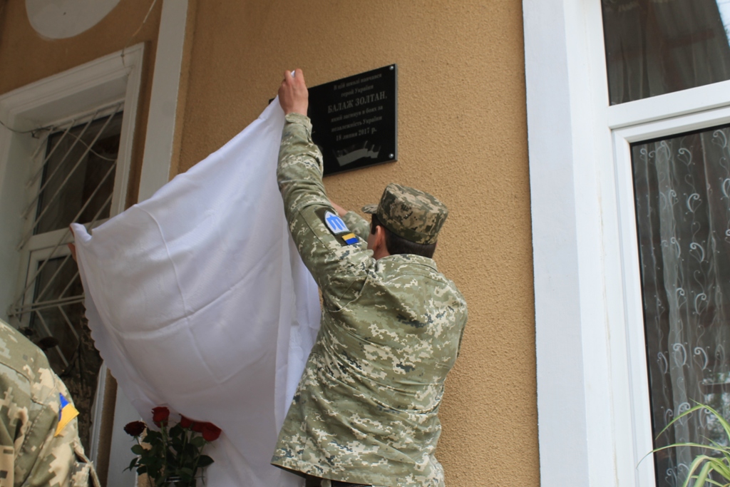 У Королеві на Виноградівщині відкрили меморіальну дошку полеглому в російсько-українській війні Золтану Балажу (ФОТО)