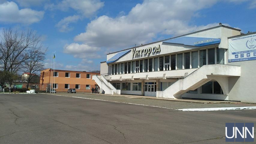 Порошенко доручив Мінінфраструктури відновити роботу аеропорту "Ужгород" ще цього року
