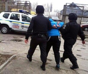 У цілодобовому магазині в Мукачеві чоловік, замість обирати товари, хизувався зброєю