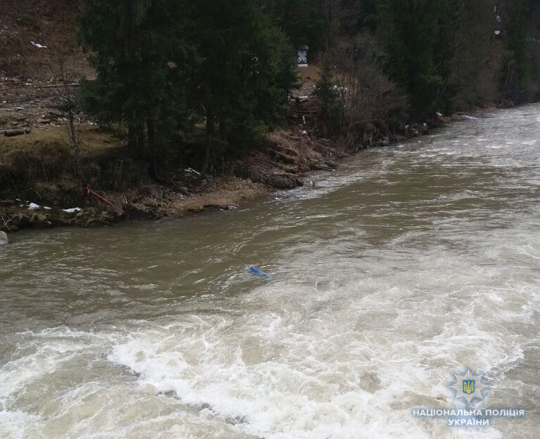 У Лопухові на Тячівщині, з'їхавши у річку, загинув водій ВАЗу (ФОТО)