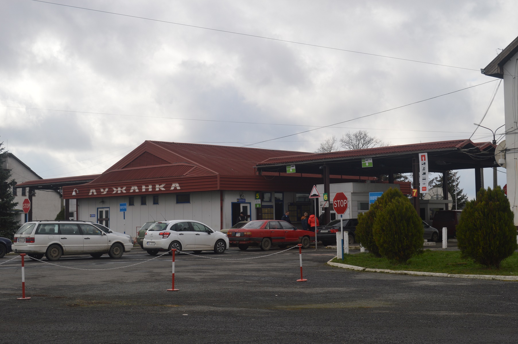 На Закарпатті жінка з подвійним громадянством спробувала перетнути кордон, сховавшись між сидіннями мікроавтобуса