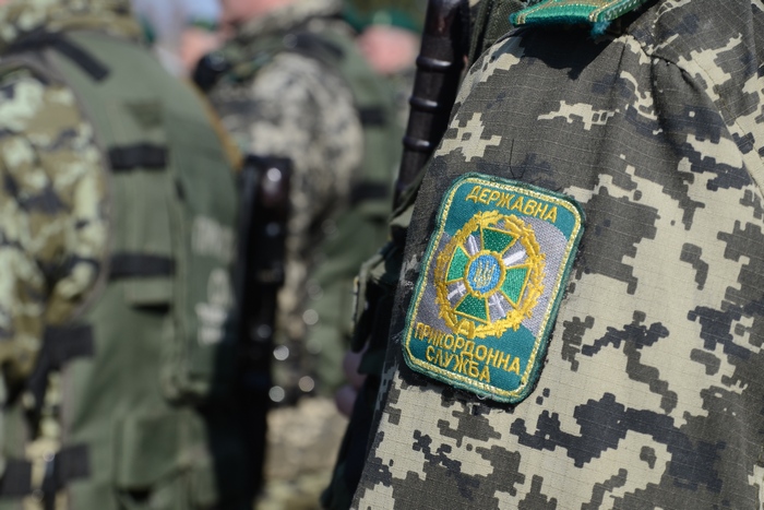Молодшого інспектора прикордонного "Вилоку" на Закарпатті засуджено за "тютюновий" хабар у 15 тис грн 