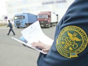 На Закарпатті викрили митників, які дозволили виїзд автівці зі значною кількістю бурштину