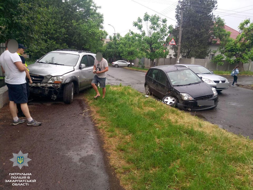 В Ужгороді водій Ford Fiesta на нерегульованому перехресті в'їхав у KIA (ФОТО)