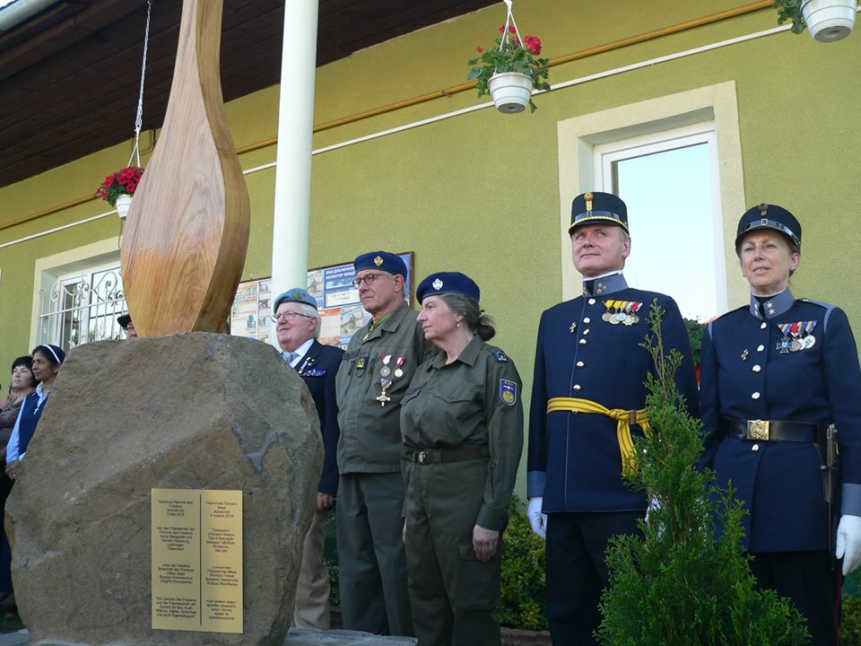 У Павшині на Мукачівщині відтепер "горітиме" "Полум'я миру" в камені й горіховому дереві (ФОТО)