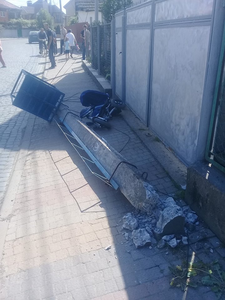 У Хусті водій "Уралу" збив стрілою вантажівки стовп, котрий упав і убив 1,5 річного хлопчика у візочку (ФОТО)