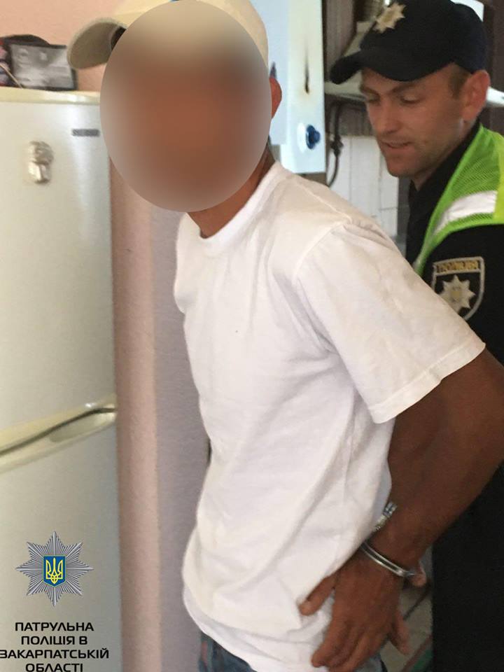 Мукачівець впіймав вдома злодія, що виклав за двері сумки з краденим майном (ФОТО)
