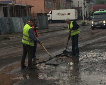 У Дубовому на Тячівщині гарячий асфальт клали у воду (ФОТО, ВІДЕО)