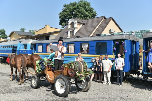 ФОТОФАКТ. "Анця Кушницька" все ж "ожила" і вирушила в "винним шляхом"