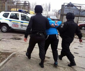 Поки в Іршаві полісмени вгамовували кайданками нетверезого агресивного водія, у нього з кишені випав пістолет 