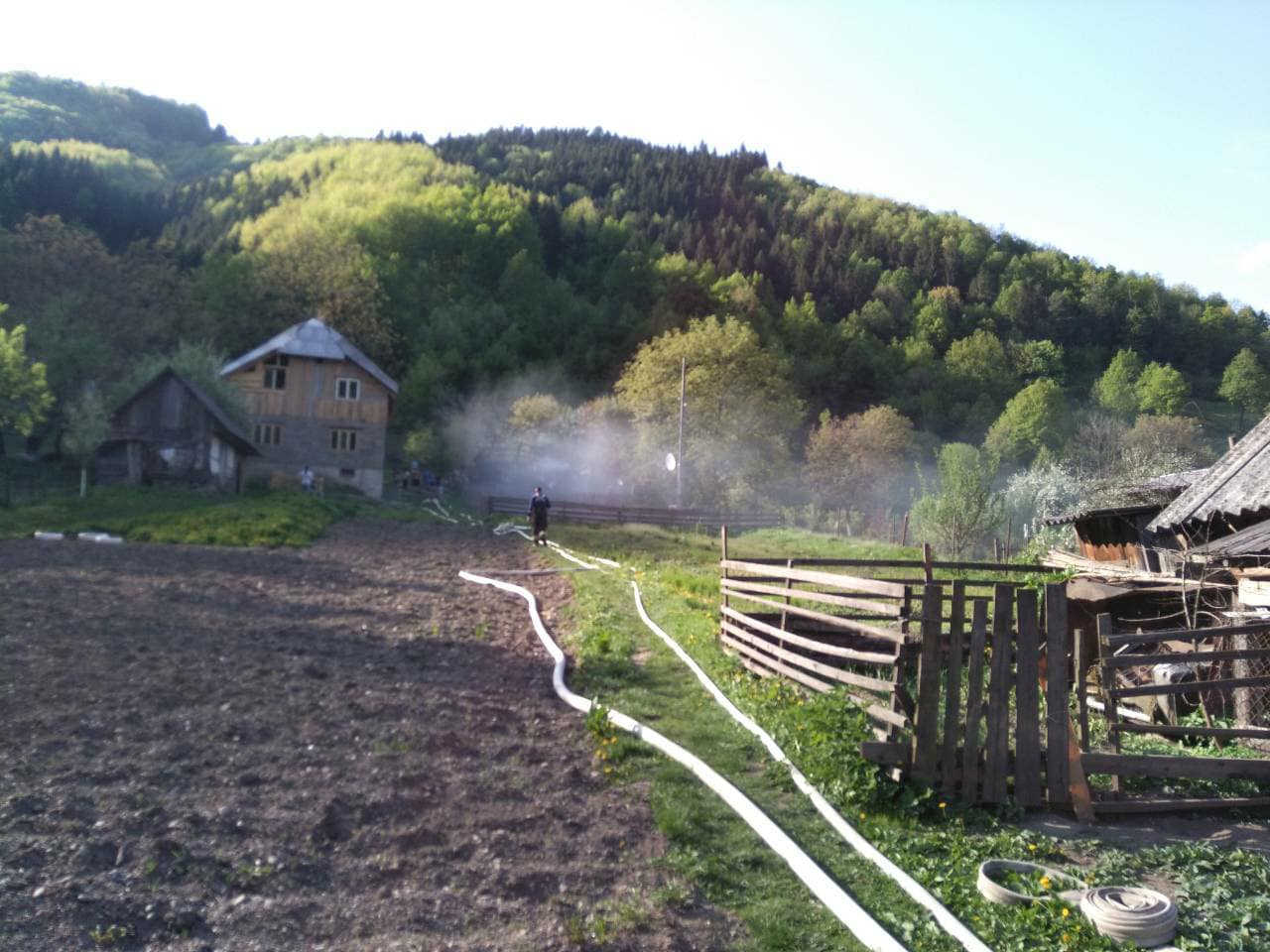 У Рахові пожежа понищила житловий будинок і сусідню до нього літню кухню (ФОТО)