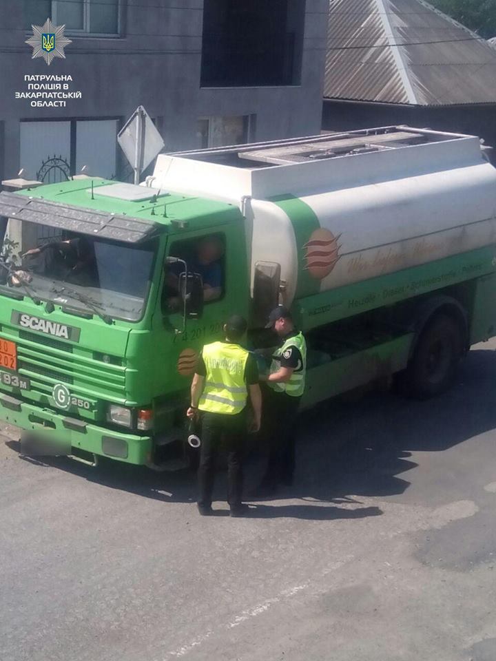 На Виноградівщині патрульні зупинили "лівий" бензовоз Scania (ФОТО)