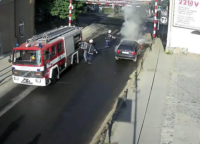 Збитки від пожежі в авто, що загорілося під час руху в Берегові, могли бути менші за вчасного реагування – У ДСНС (ФОТО)