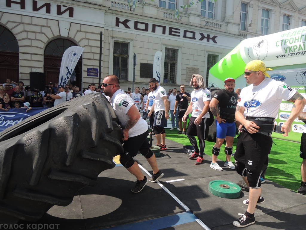 У Берегові відбувся парний чемпіонат України зі стронгмену (ФОТО)