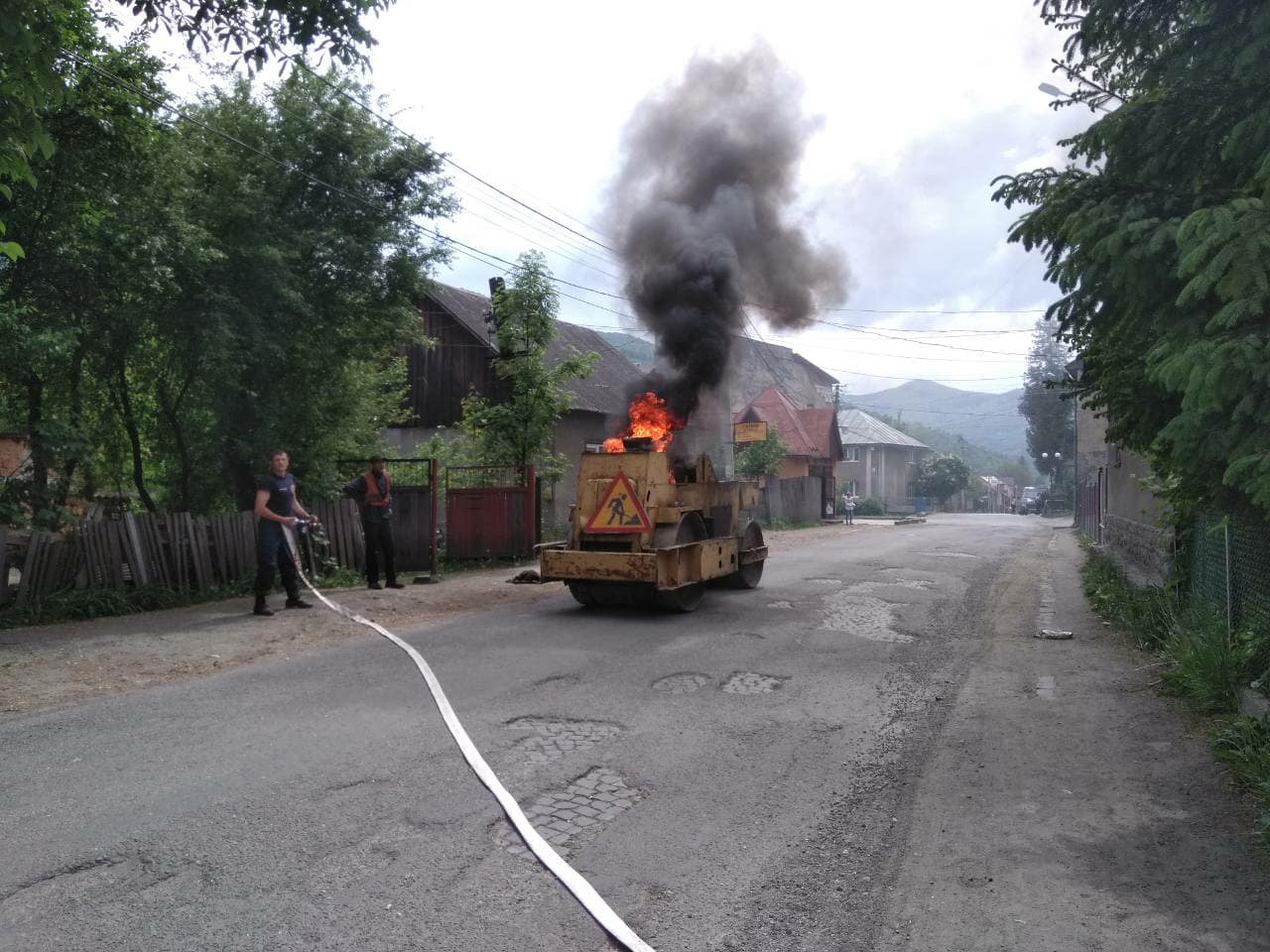 У Рахові неподалік від пожежної частини під час руху загорівся самохідний мотокаток (ФОТО)