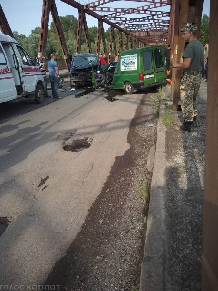 У Виноградові на мосту зіткнулися легковик і мінівен, постраждали кілька людей (ФОТО)