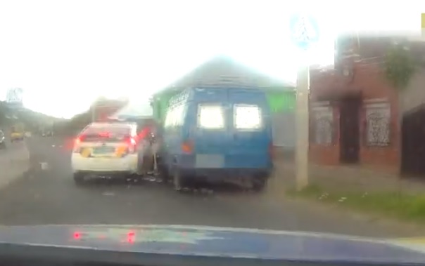 У Мукачеві п'яний водій серед білого дня тікав від патрульних (ВІДЕО)