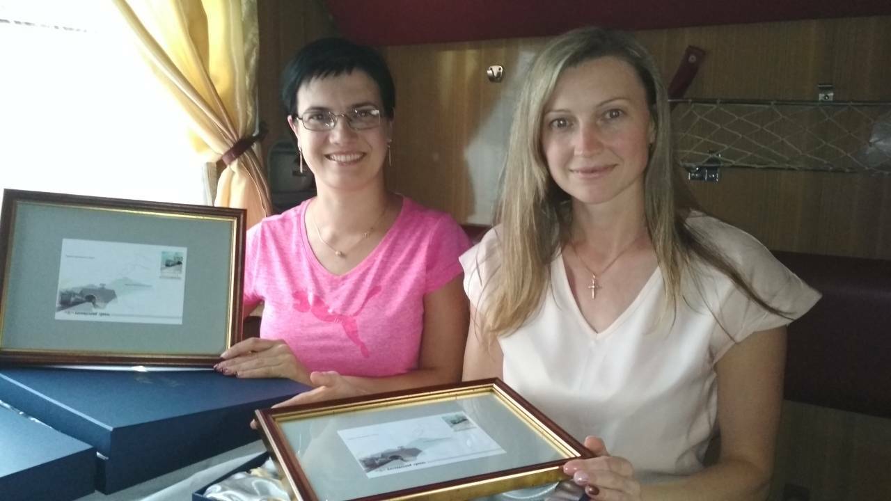 Пасажирам потягу "Одеса-Ужгород", які першими проїхали через новий Бескидський тунель,  вручили пам’ятні сувеніри (ФОТО)
