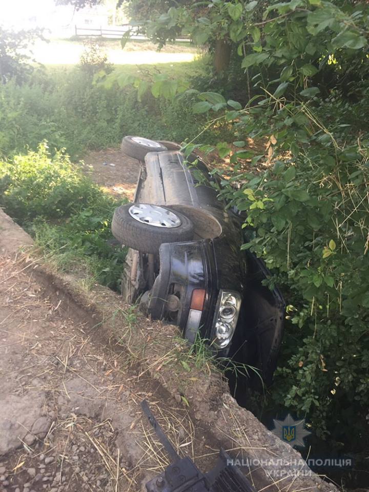 На Ужгородщині водій напідпитку спричинив ДТП, а на Перечинщині п'яний керманич після удару в огорожу опинився в каналі (ФОТО)