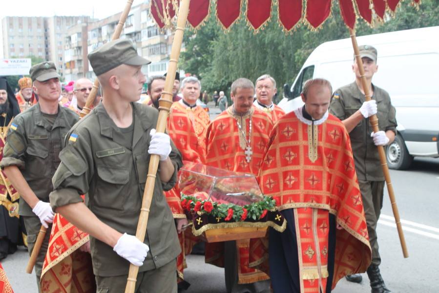 В Ужгороді з нагоди річниці перенесення мощей Теодора Ромжі відбулися Архієрейська Служба Божа та процесійна хода (ФОТО)