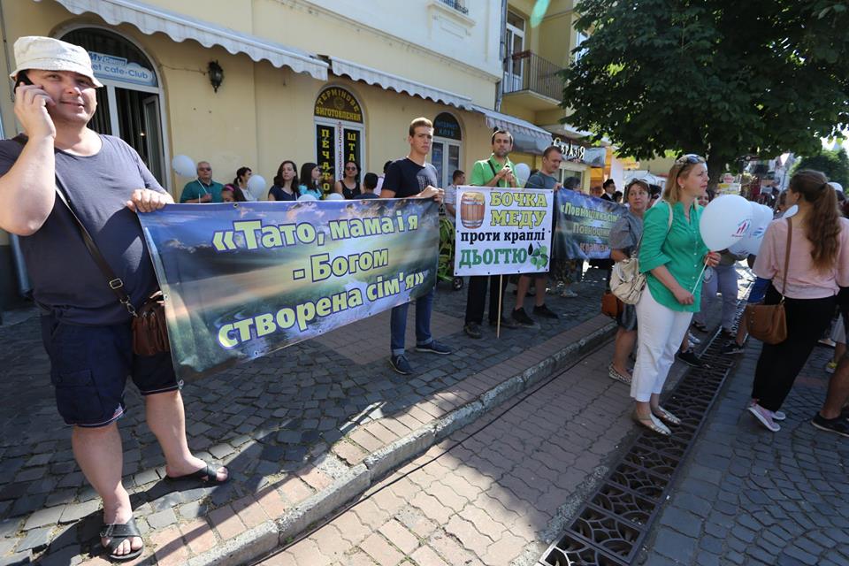 ФОТОФАКТ. У Мукачеві проходить хода на захист життя та сім'ї 