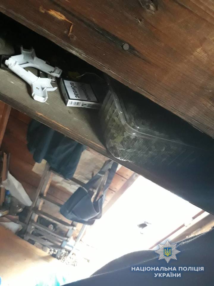 На Ужгородщині двоє чоловіків заселилися в чужий дачний будинок, де поліція ще й знайшла марихуану (ФОТО)