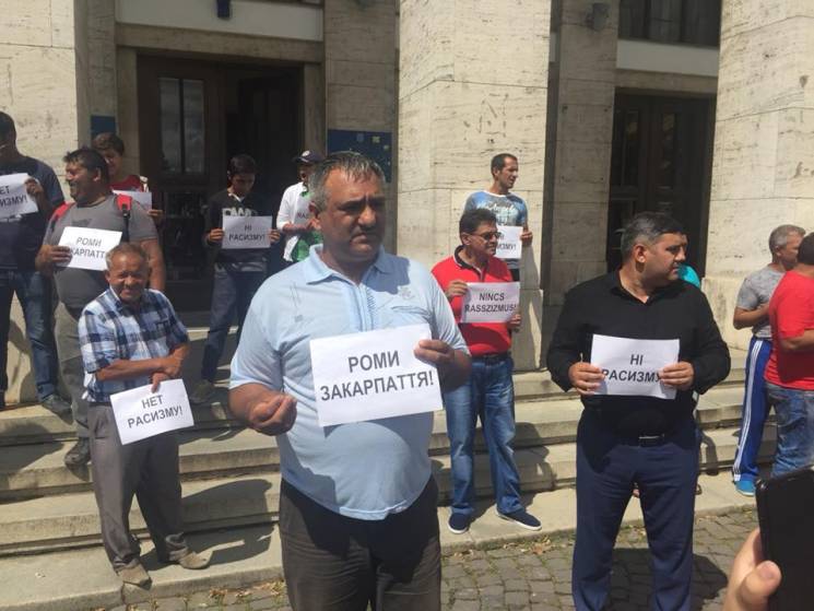 В Ужгороді цигани вийшли на мітинг через погром табору із убивством у Львові (ФОТО, ВІДЕО)