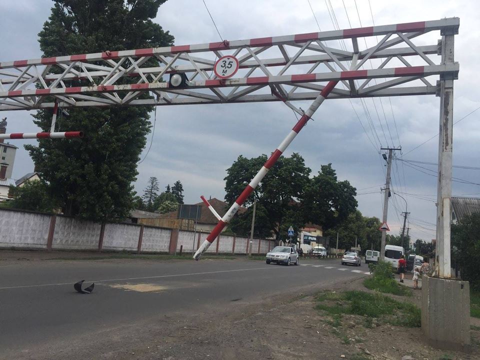 Водій лісовоза, який у Мукачеві пошкодив обмежувач руху, сплатить штраф