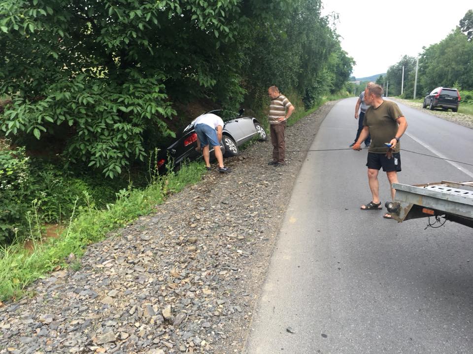 ФОТОФАКТ. На Виноградівщині авто злетіло у кювет
