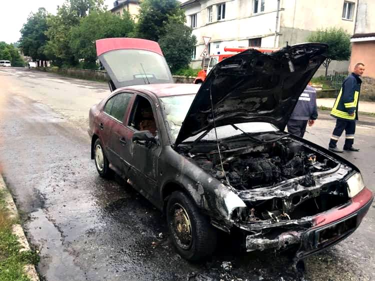 У Воловці на вулиці спалахнула "Шкода" (ФОТО)