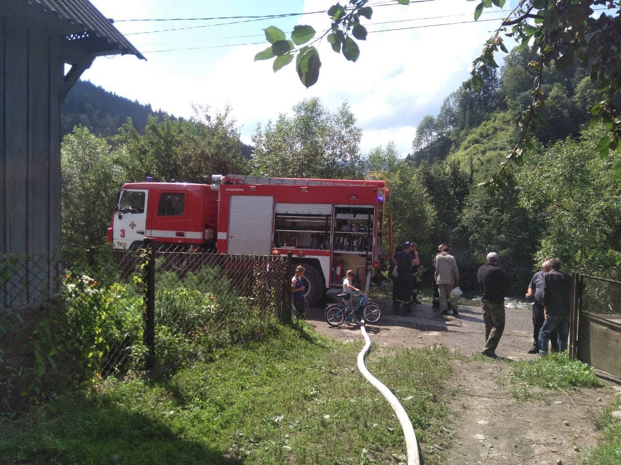 На Рахівщині рятували від вогню житловий будинок (ФОТО)