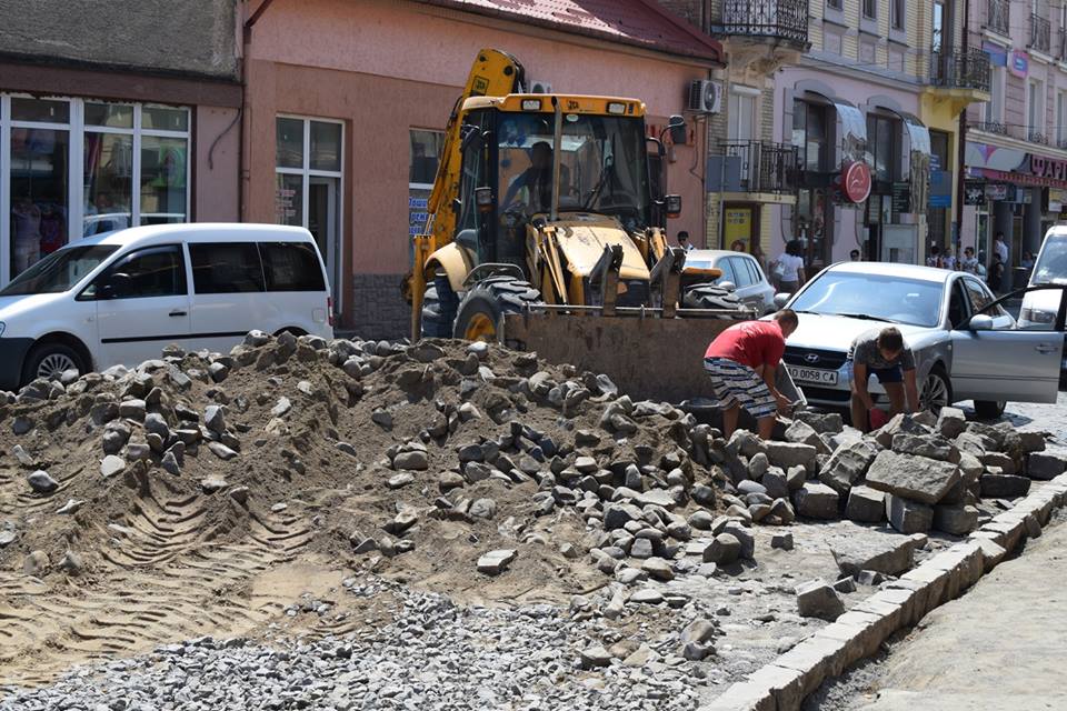 В Ужгороді оновлюють пл. Корятовича (ФОТО)