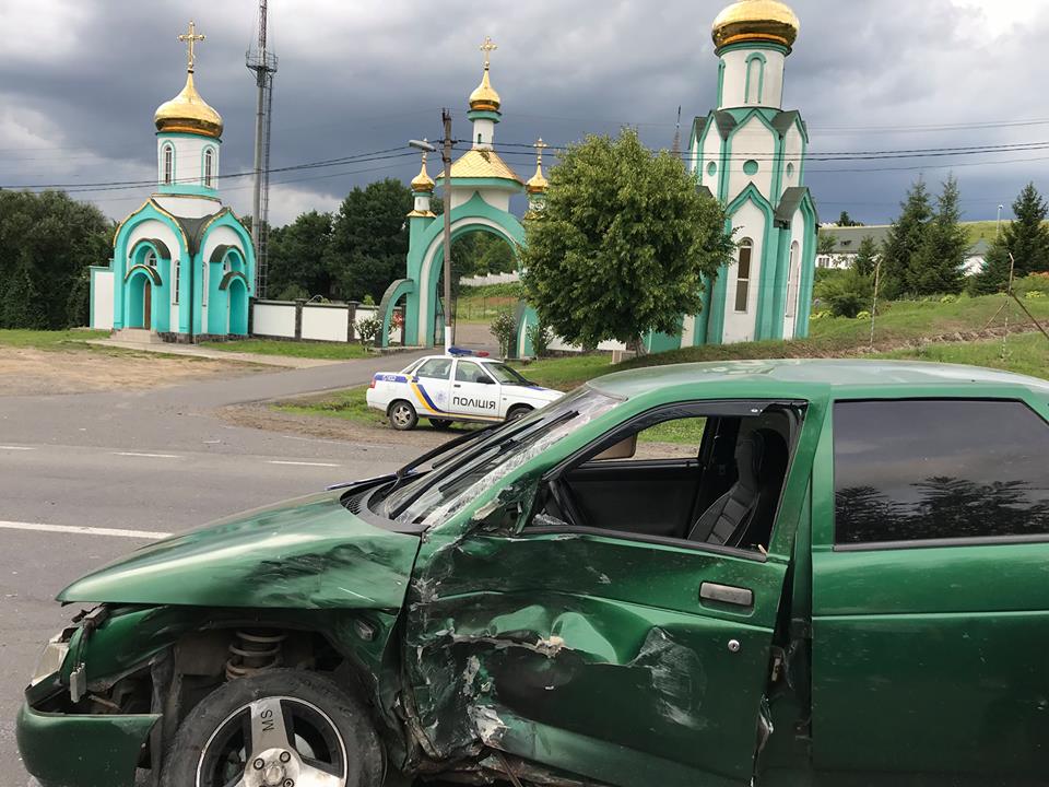 У Мукачеві Toyota Land Cruiser протаранила "десятку", в якій родина з дітьми їхала на службу в монастир (ФОТО)