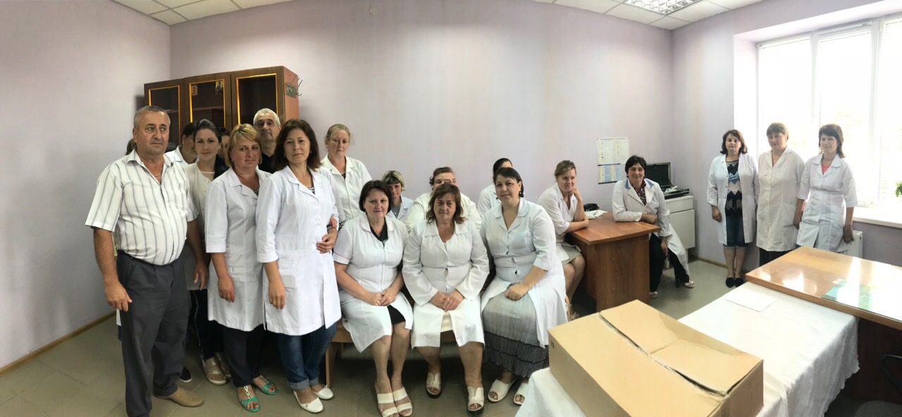 Медикам Тячівщини та Рахівщини передали привітання й подарунки до професійного свята (ФОТО) 