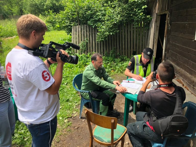 В Усть-Чорній перешкоджали журналістам "Стоп корупції", запрошеним "Лісовою вартою" для перевірки ДП "Мокрянське лісо-мисливське господарство" (ФОТО, ВІДЕО)