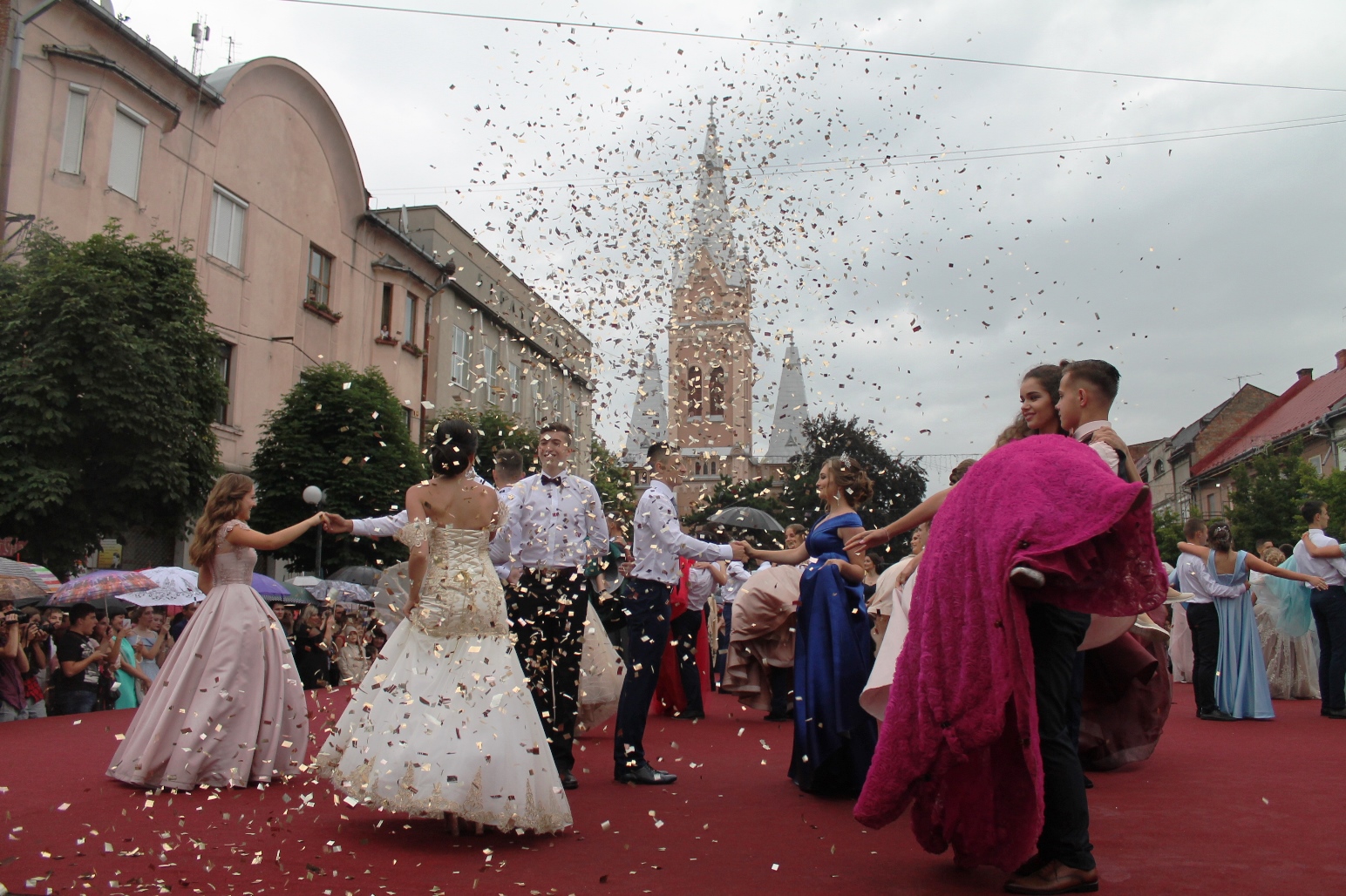 У Мукачеві відбувся парад випускників (ФОТО, ВІДЕО)