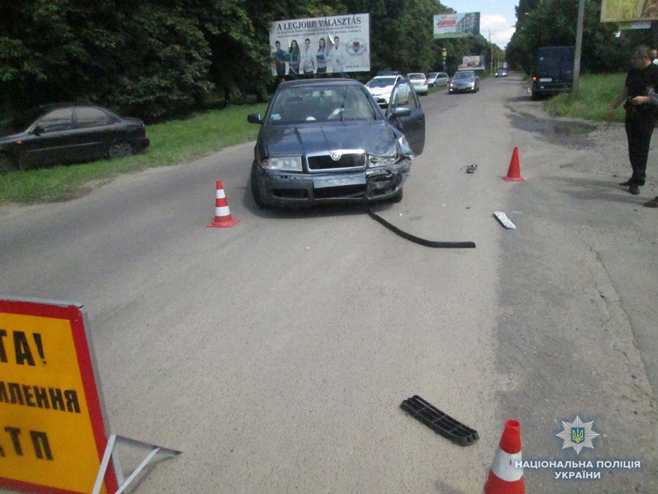 В Ужгороді розслідують аварію, в якій іноземець за кермом "Шкоди" збив мотоцикліста (ФОТО)