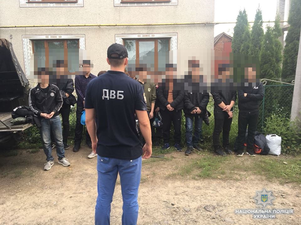 У будинку перечинця, що переховував 13 нелегалів, знайшли ще й незареєстровану зброю та наркотики (ФОТО)
