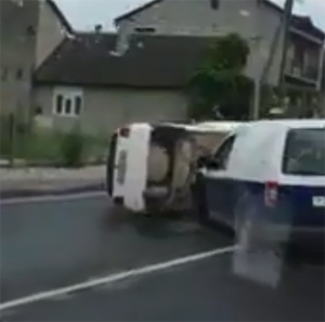 У Хусті внаслідок ДТП перекинувся автомобіль (ВІДЕО)