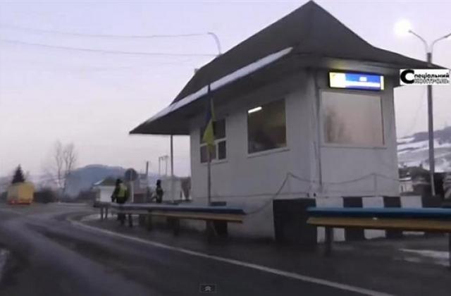У Нижніх Воротах на Воловеччині затримали водія та трьох депортованих з України ще у червні ланкійців