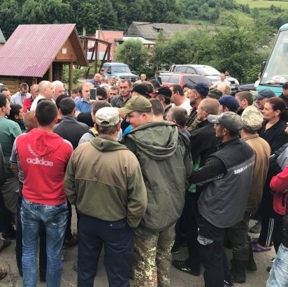 У Видричці на Рахівщині селяни розблокували дорогу під обіцянку її ремонту