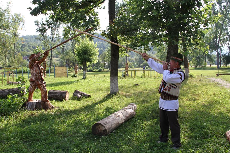 ФОТОФАКТ.  У Великому Бичкові на Рахівщині стартувала "Велика Битва Різьбярів"