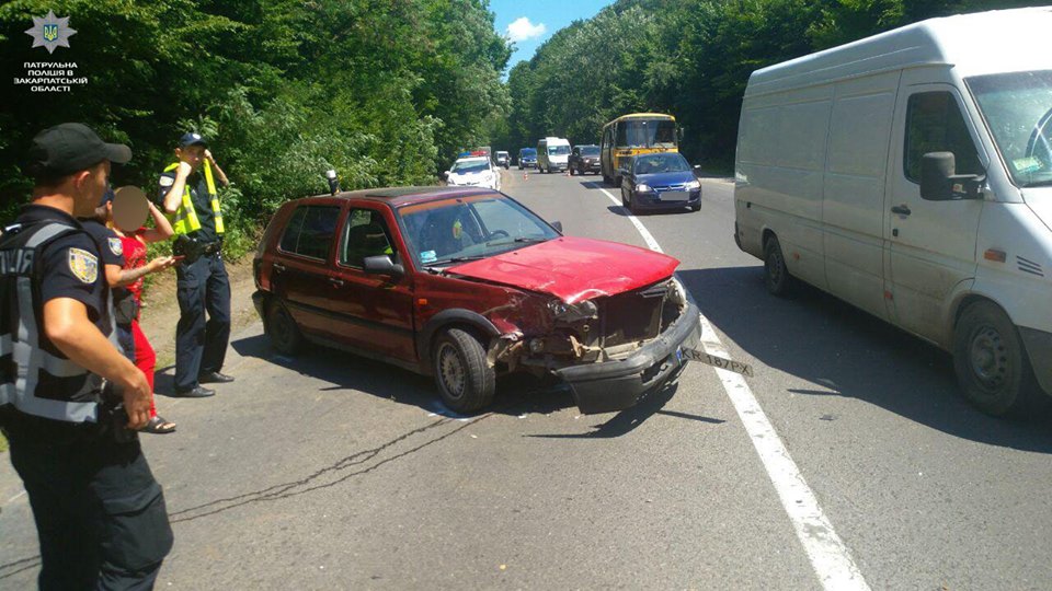 Поблизу Кольчина на Мукачівщині Volkswagen в'їхав в інший Golf, "штовхнувши" його на зіткнення із "патрульним" Mitsubishi Outlander (ФОТО)