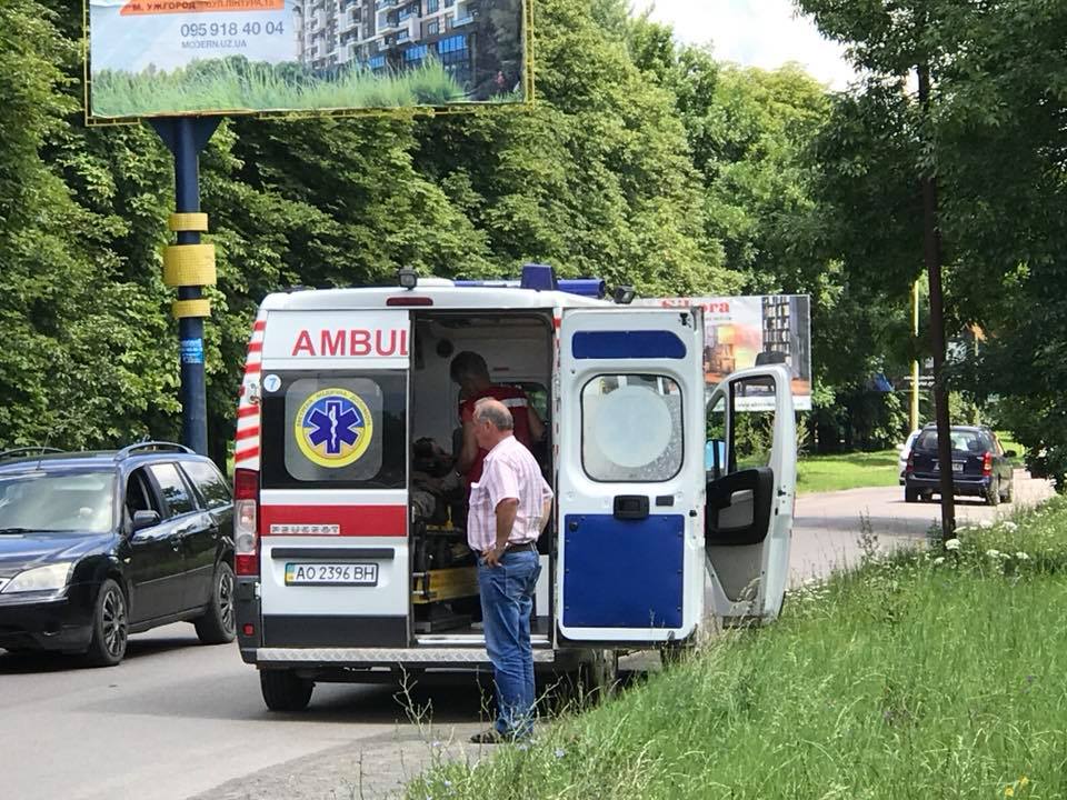 ФОТОФАКТ. Біля Боздоського парку в Ужгороді "Шкода Октавія" збила мотоцикліста