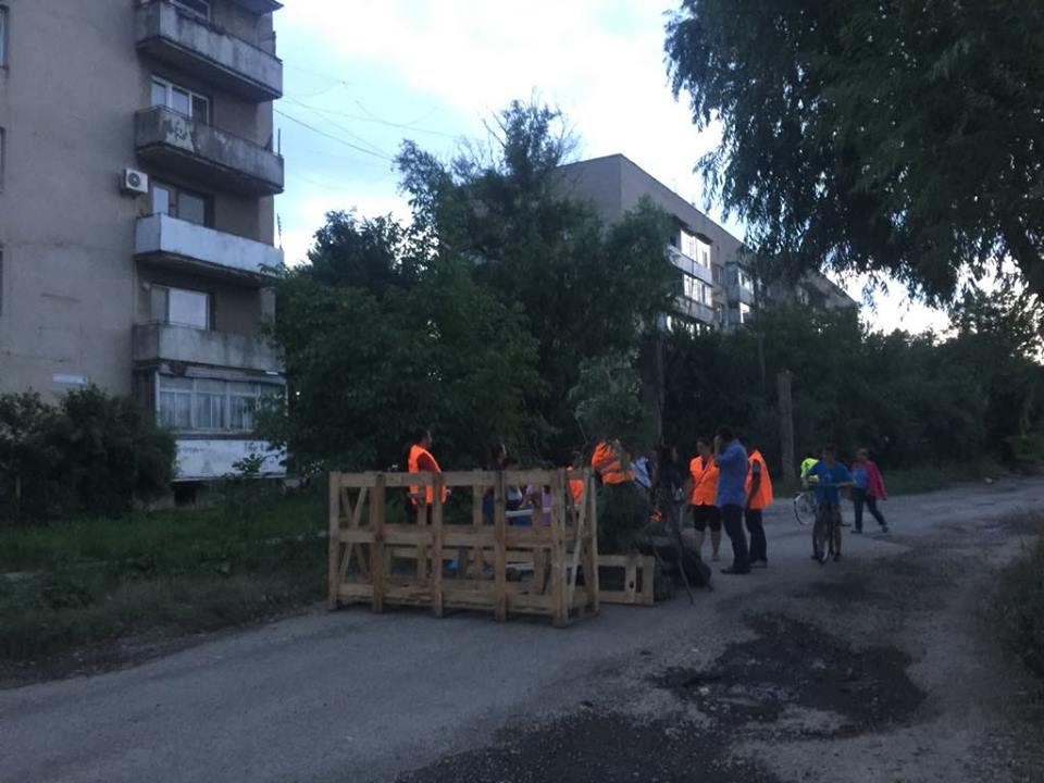У Берегові містяни заблокували рух для проїзду каміонів та встановили цілодобове чергування (ВІДЕО)