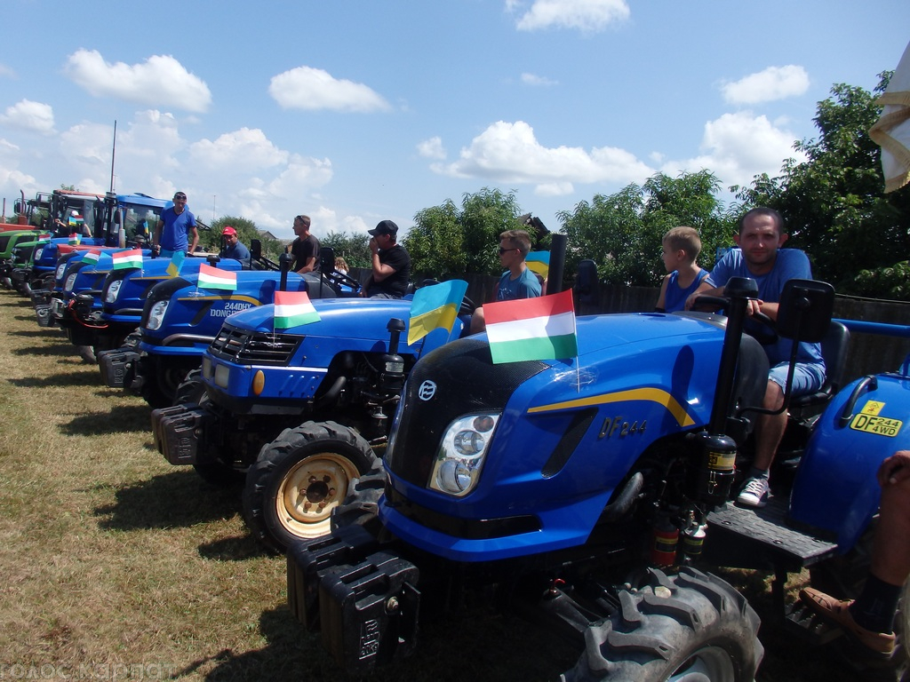 На сімейному дні в Оросієві піарили угорські трактори, танцювали угорські танці і пропагували дітям угорські ігри (ФОТО)