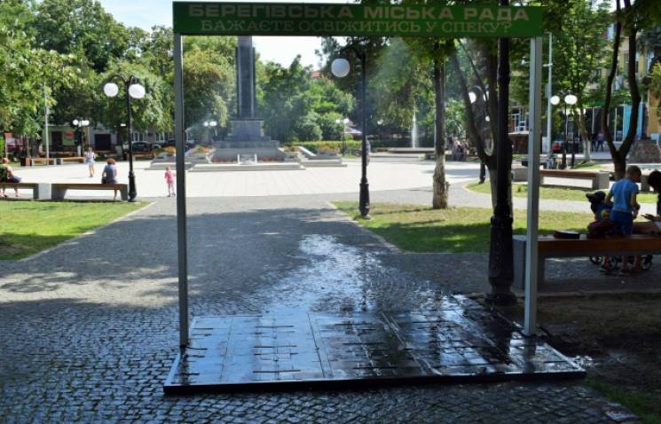ФОТОФАКТ. У Берегові містянам забезпечили можливість освіжитися у спеку