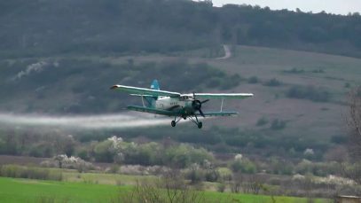 Над полями 3-х районів Закарпаття у липні будуть розпилювати хімікати