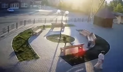 У Берегові ідентифікували вандала, що трощив міські лавиці (ВІДЕО)